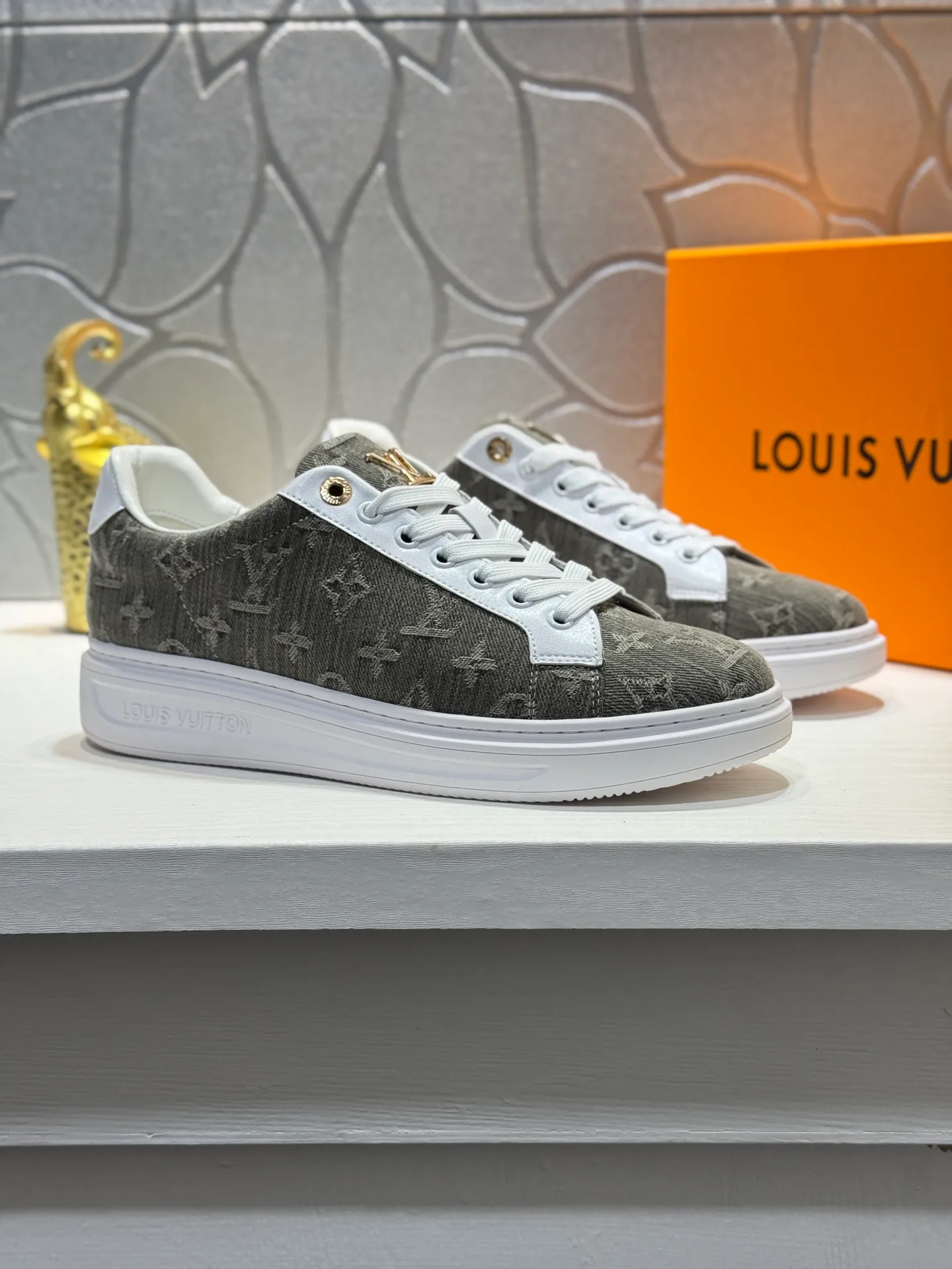 Men's shoes 💰400 [New style] 🐞🐞Top original order - LV [Louis Vuitton] counter new men's casual series! 🔥Globally limited edition💯The upper is made of cowhide with sheepskin lining➕Original rubber outsole, which is lighter and non-slip. Fashion focuses on trends, versatile and hot styles, simple yet tasteful! Exudes a fashionable and casual atmosphere, fashion is at your feet, and you are full of confidence! Multiple colors available. A must-have for fashionistas! Size: 38-44 (45 customized